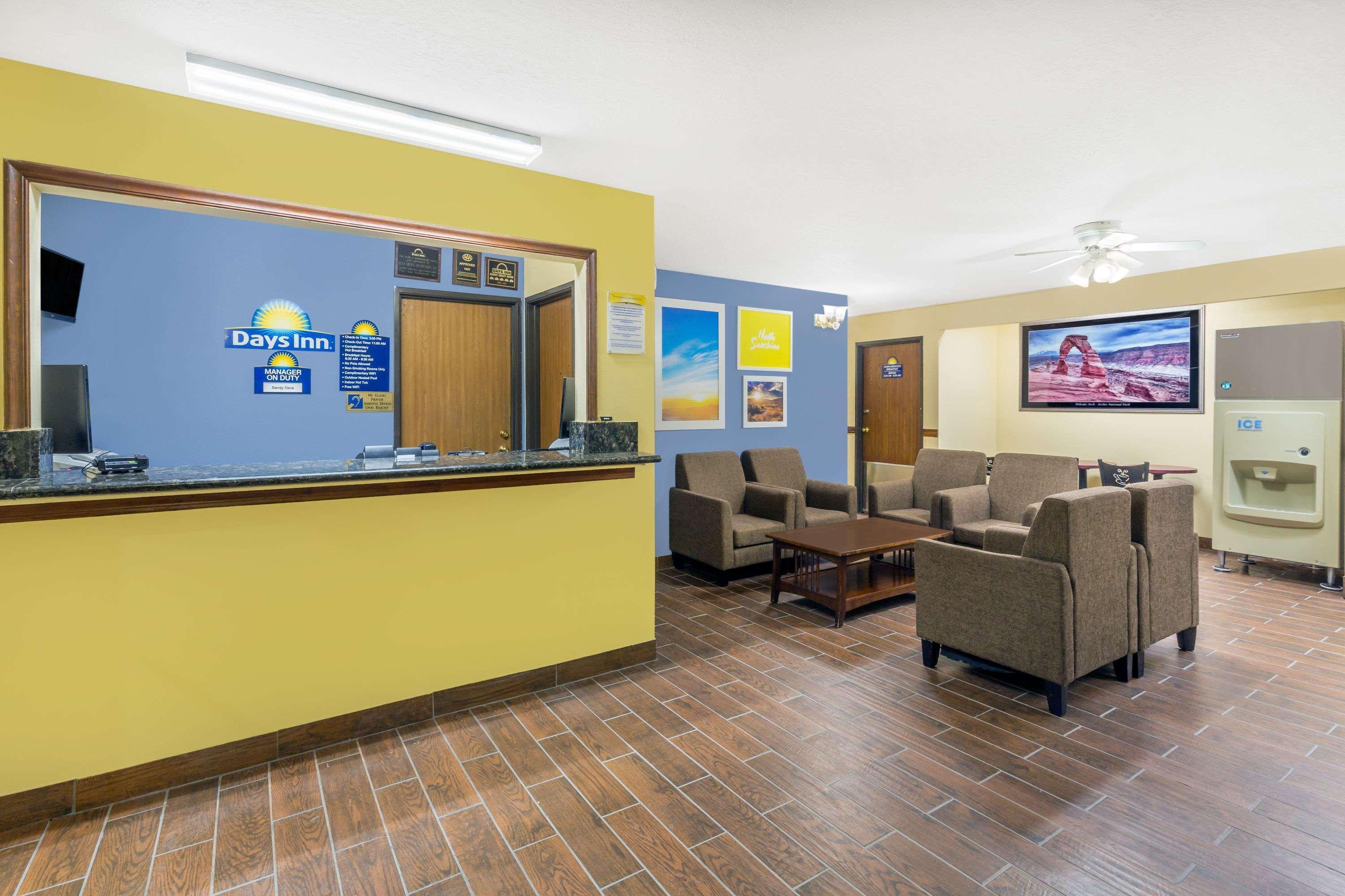 Days Inn By Wyndham Моуаб Екстериор снимка