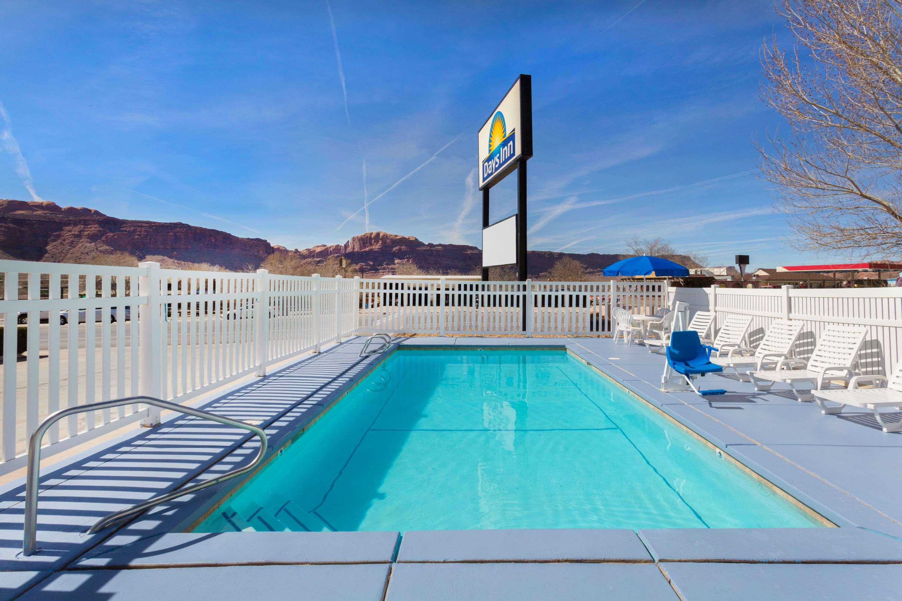 Days Inn By Wyndham Моуаб Екстериор снимка