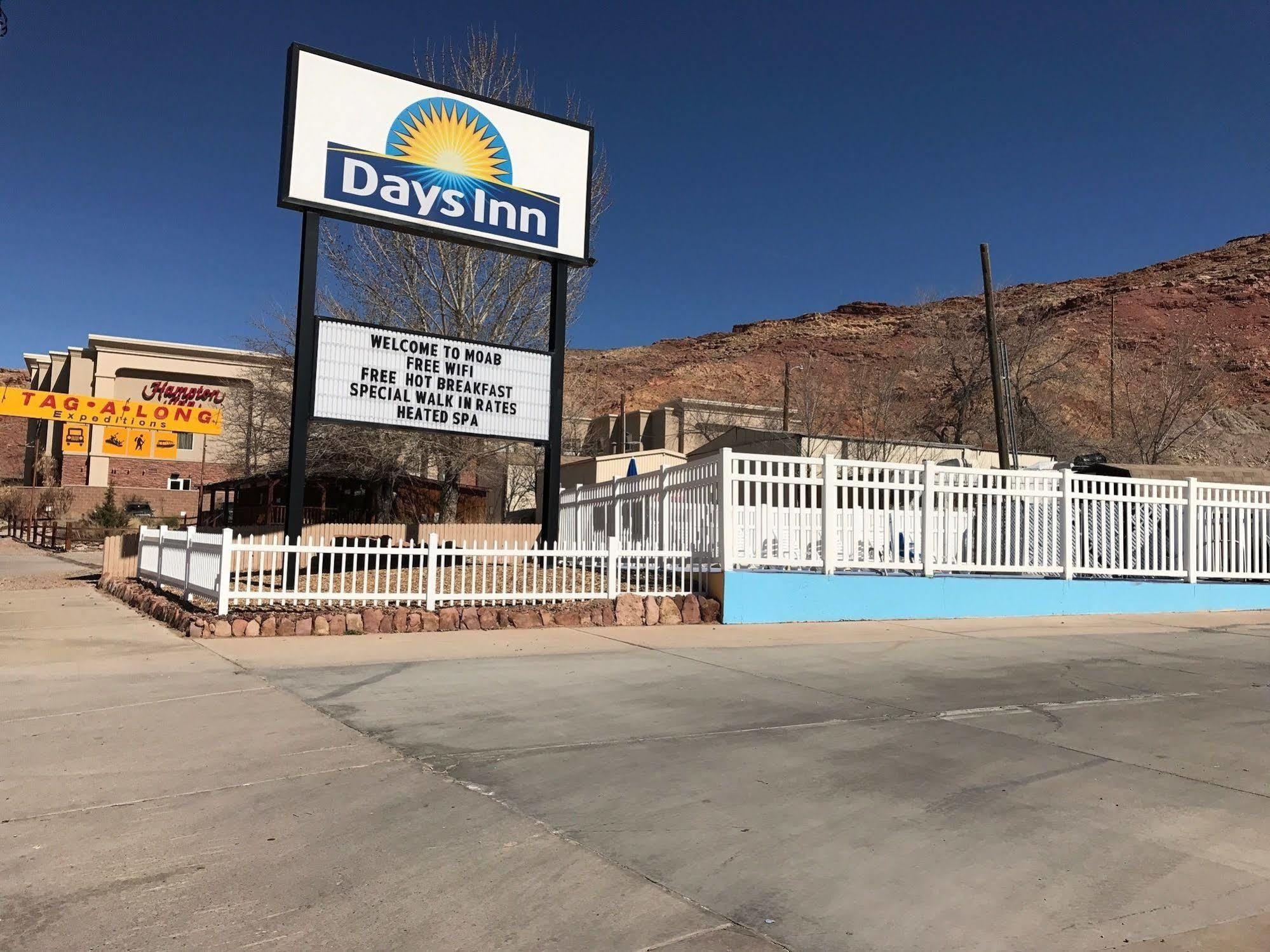 Days Inn By Wyndham Моуаб Екстериор снимка